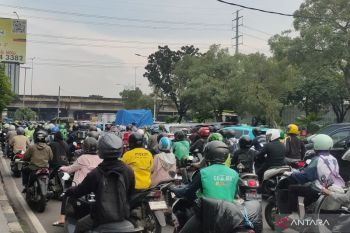 Lalu lintas macet total imbas banjir di lampu merah Puri Kembangan