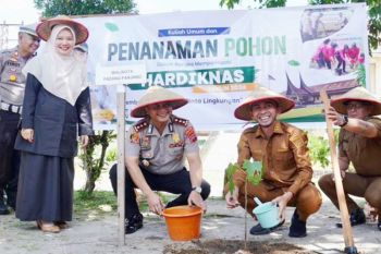 Polres Padang Panjang tanam pohon dan apresiasi guru berprestasi pada Hardiknas 2026