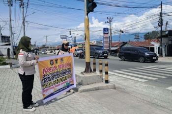 Satpol-PP Palu gencarkan kampanye kebersihan lingkungan kepada warga