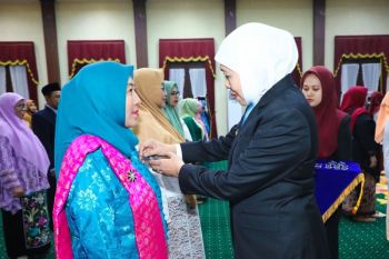 Khofifah sematkan 400 Satyalancana Karya Satya dari Presiden ke guru