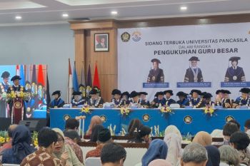 Rektor UP kukuhkan tiga guru besar
