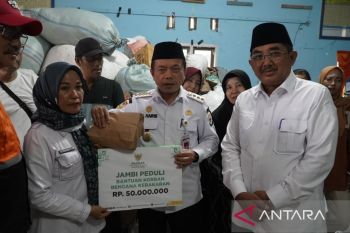 Pemprov Jambi serahkan bantuan musibah kebakaran di pesisir