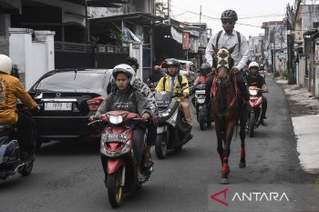 Bukan kendaraan umum, ASN Tasikmalaya Mohammad Arif pilih naik kuda saat berangkat kerja