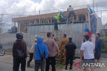 Polisi dan Damkar evakuasi pekerja tersengat listrik di Agam
