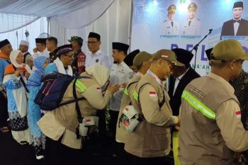 Lepas calon haji, Wali Kota Robinsar berpesan jaga kesehatan di tanah suci