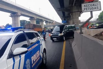 Petugas terapkan contraflow urai kepadatan lalin akibat pekerjaan pemeliharaan jalan Tol Japek