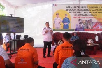 Babel serahkan bantuan life jacket khusus nelayan tradisional