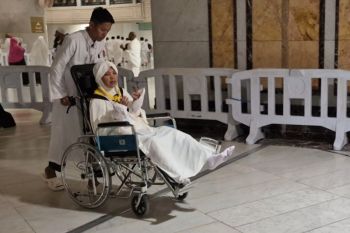 Bakti anak dan dedikasi petugas mengawal asa Fuadah berhaji
