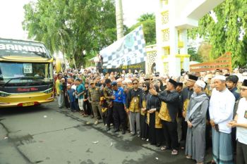 Bupati HSU lepas 353 jemaah calon haji kloter 11