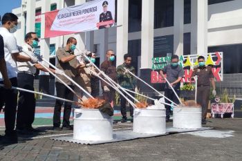 Kejari Ponorogo musnahkan barang bukti dari 44 perkara pidana