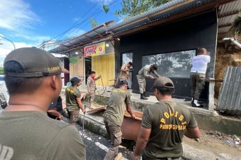 Satpol PP Ambon bongkar lapak pedagang di atas trotoar