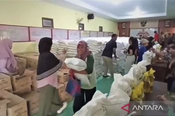 Bulog-Pemkab Ngawi salurkan bantuan pangan jatah Februari-Maret 2026