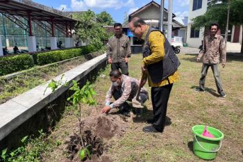Kemenko PMK-ISI Yogyakarta tanam pohon memperingati 20 tahun Gempa Jogja