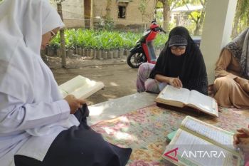 Sentuhan penyuluh agama, usia lanjut tak halangi ajari Alquran di Sergai