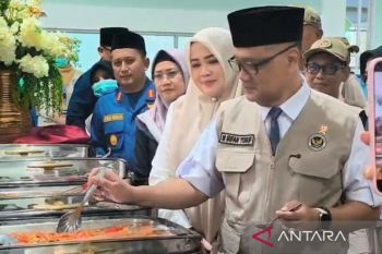 Menhaj Irfan Yusuf tertarik menu makanan jamaah haji Embarkasi Lombok