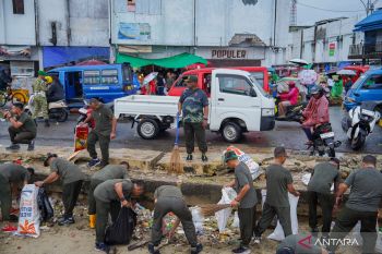 Kodam Pattimura aksi bersih lingkungan di Kota Ambon tingkatkan kepedulian masyarakat