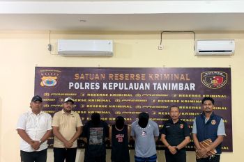 Polres Tanimbar serahkan tiga tersangka penganiayaan maut ke JPU