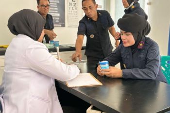 Semarak Ikrar Pemasyarakatan, Kalapas beserta jajaran dan warga binaan periksa urine