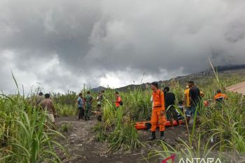 SAR evakuasi 15 pendaki terdampak erupsi Gunung Dukono di Halut, dua WNA Singapura tewas