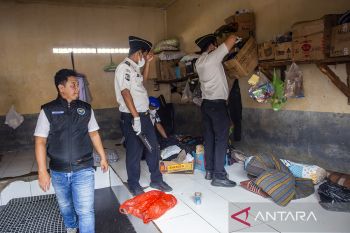 Perangi pungli, narkoba dan barang ilegal lainnya, petugas gabungan sisir kamar warga binaan di Lapas Indramayu secara total