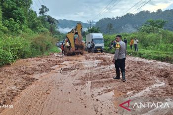 Polda Jambi bantu kelancaran lalu lintas akibat longor jalan lintas Kerinci-Bangko