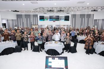 Sekjen Kementerian ATR/BPNberi penghargaan kepada satkerpengelola kearsipan terbaik