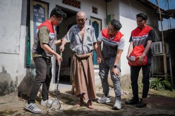 Kilang Plaju melalui program SENYUM salurkan alat bantu jalan dan sembako bagi warga Banyuasin