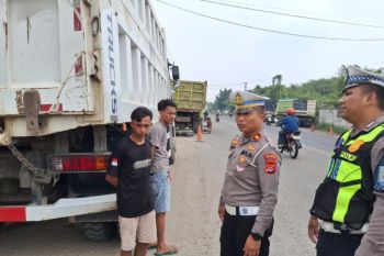 Cegah kecelakaan, Polres Serang tertibkan parkir liar di bahu jalan