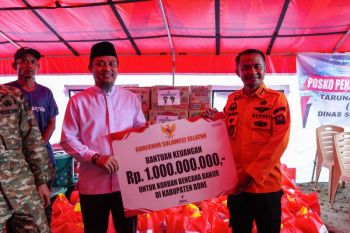 Banjir Bone, Gubernur Sulsel serahkan bantuan Rp1 miliar