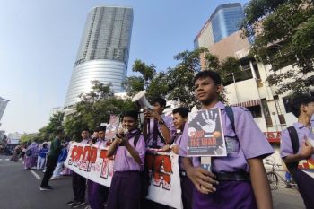 Ratusan siswa SMP Muhammadiyah 2 Surabaya kampanyekan perdamaian