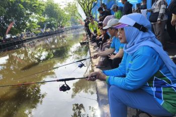 Gubernur berikan hadiah umroh juara lomba mancing Bank Kalbar