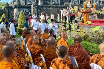 Koster minta warga Bali dukung jalan kaki spiritual biksu IWFP