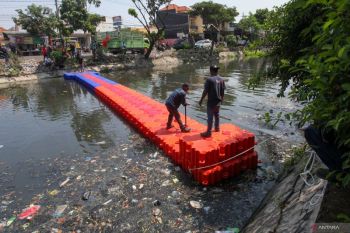 Pemasangan penghalang sampah di Sungai Kali Tebu Surabaya