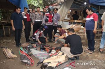 Polisi Tangerang gerebek arena judi sambung ayam di Jayanti
