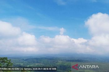 Gunung Semeru erupsi Senin pagi, tinggi letusan capai 800 meter