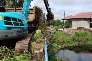 Dinas SDABMBKPRKP Kotim kerahkan tiga ekskavator bersihkan drainase antisipasi banjir