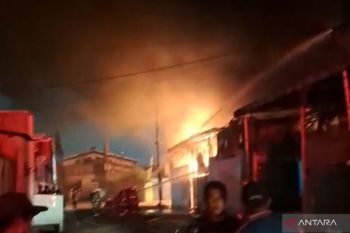 Kebakaran lahap empat gudang di Kalideres Jakbar