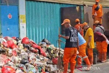 Pemkot Jaktim bersihkan tumpukan sampah di Ujung Menteng Cakung