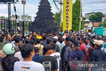 Warga datangi Polresta Banyuwangi terkait penganiayaan oleh WNA Rusia