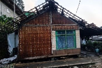 57 rumah rusak dampak angin kencang di Cimenyan Bandung, batuan mulai didistribusikan