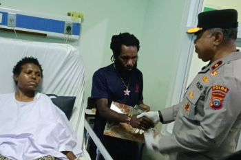 Kapolda Papua Tengah jenguk korban penembakan dirawat di RSMM Timika