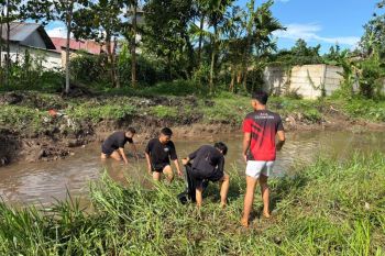 UBB dan Warga Desa Kace gotong royong bersihkan sungai cegah banjir