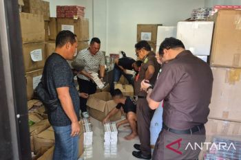 Polda Babel limpahkan tersangka kasus rokok ilegal ke Kejari Belitung