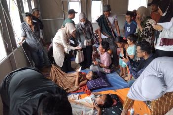 Ampon Bang baksos sunat massal untuk anak-anak korban bencana Gayo Lues