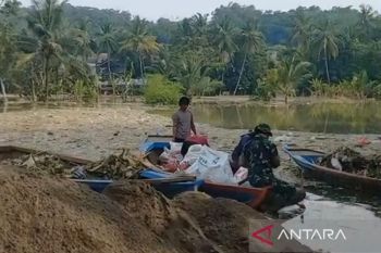 Cianjur angkut enam ton sampah dari aliran Sungai Cikundul