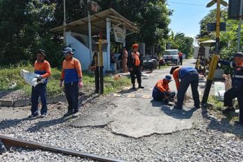 KAI Daop 7 Madiun lakukan normalisasi jalur di Blitar