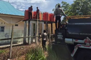 Polres Natuna salurkan air bersih ke sekolah terdampak kemarau