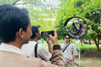 Pemuda di Sampit manfaatkan peluang usaha dari tren 'convex mirror selfie'
