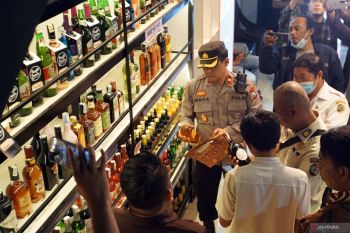 Petugas razia gerai penjualan minuman beralkohol di Tulungagung