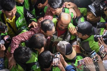 Nadiem Makarim peluk dan rangkul sopir ojol usai dituntut 18 tahun bui